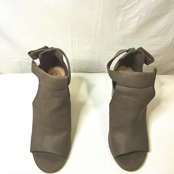 Camel or tan colour bootees with open toe - Picture 1 of 9